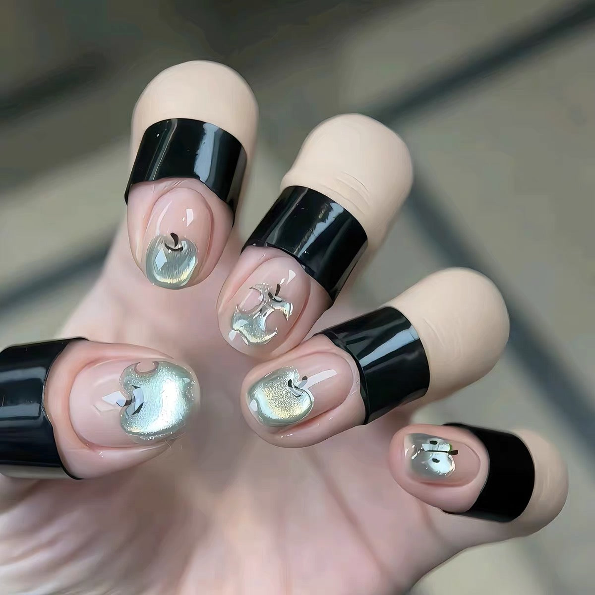 [Frozen Fruit] Hand-drawn personalized sweet and cool blue cat's eye apple niche high-end handmade wearable nail sticker
