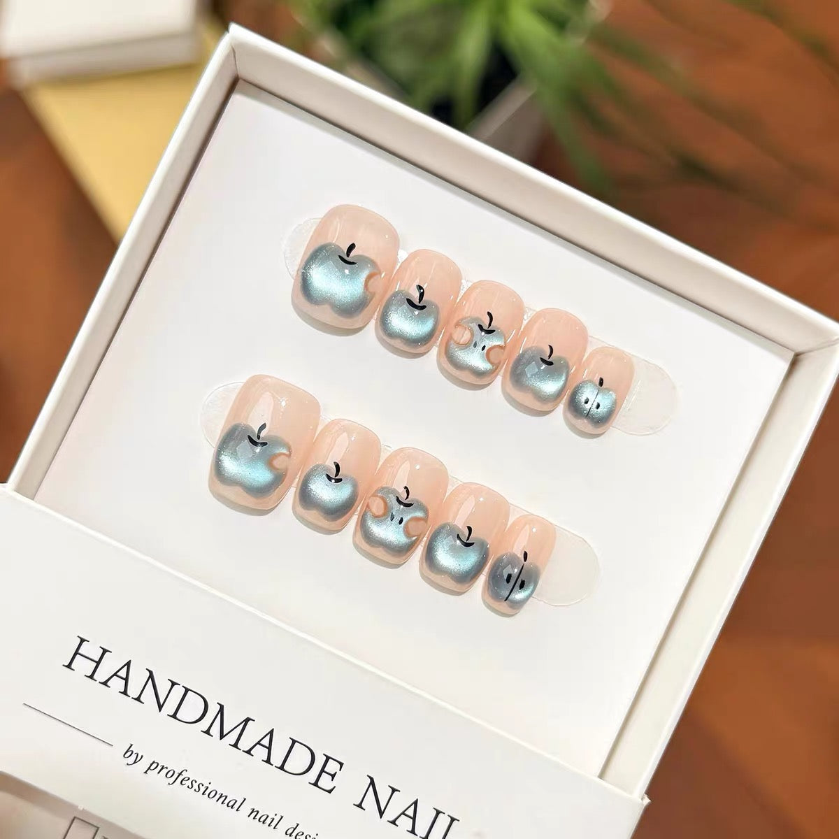 [Frozen Fruit] Hand-drawn personalized sweet and cool blue cat's eye apple niche high-end handmade wearable nail sticker
